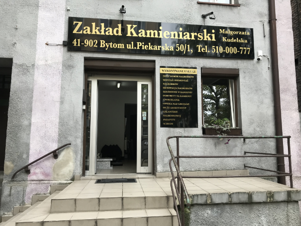 drzwi wejściowe do zakładu kamieniarskiego 